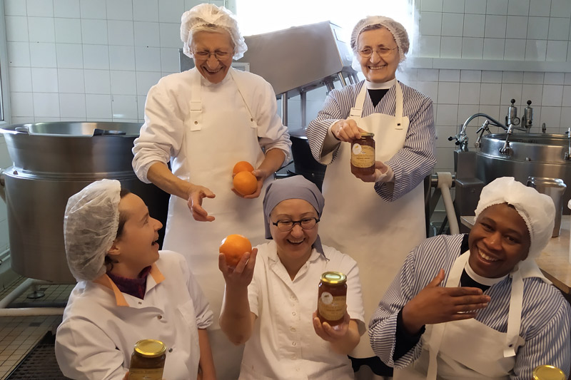 Photo des soeurs de l'Abbaye Notre Dame des Gardes dans leur cuisine avec leurs oranges et pots de confitures à 'l'orange amère.